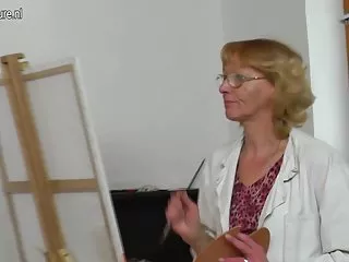 Old granny artista ottiene il suo giovane modello maturo scuola