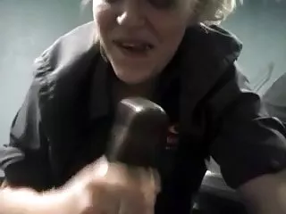 Guardare porno nuovo, shemale hotel lavoratore succhia un bi-bi-si